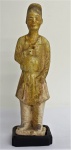 Estatueta em cerâmica chinesa  ao gosto da Dinastia Tang, representando Gueixa (pescoço restaurado). Alt. 21 cm.