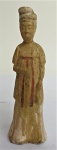 Estatueta em cerâmica chinesa ao gosto da Dinastia Tang,  representando Samurai , acompanha base de madeira . Alt. total 29 cm.