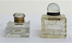 Duas peças em cristal, sendo: 1 perfumeiro ( 10 x 7 x 7 cm - tampa adaptada) e tinteiro ( 7 x 7 x 7 cm).