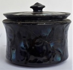Bowl com tampa de cerâmica vitrificada negra ( com restauro). No estado. Medidas 11 x 12 cm.