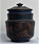 Potiche com tampa em cerâmica na cor azul. Início do século XX.  Medidas 18 x 10 cm.