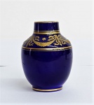 Pequeno e delicado vaso em opalina francesa azul cobalto , rico trabalhos de guirlandas , fitas e colunas , decoradas à ouro . Alt. 8 cm.
