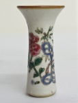 Pequeno vaso em porcelana Cia das Indias  da Família Rosa ( com pequeno bicado na base). Medidas 10 x 5 cm.