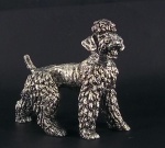 Grupo escultórico representando poodle em metal espessurado a prata, med. 16 x 17 cm