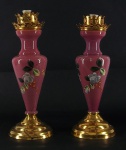 Par de vasos em opalina francesa decorada em policromia, guarnições em bronze dourado, med. 30 cm (com restauro e adaptado para abajur com fio cortado)