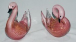 Par de cisnes em murano rosa com pó de ouro, med. 18 x 17 cm
