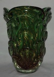 Vaso em murano verde com pó de ouro e bolhas de ar, med. 29 x 25 cm, década de 50 (pequenos bicados na borda, colado e trincado interno)