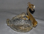 Cisne porta confeitos em murano com pó de ouro, med. 12 x 12 x 9,5 cm