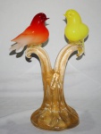 Par de pássaros no tronco em murano, cores vermelho e amarelo, med. 36 x 26 cm, década de 90