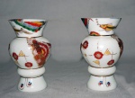 Par de vasos em opalina, cor branco e decorados com chinoiserrie, med. 10 cm de altura.