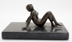 Escultura em bronze, representando mulher encostada sob base de granito, med. 7 x 17 x 10 cm, autor não identificado.