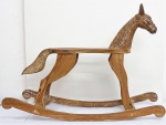 Antigo brinquedo Cavalo de Balanço em Pinho de Riga med. 64 x 86 x 30 cm