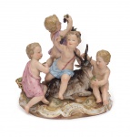 Grupo escultórico de porcelana de MEISSEN, representando crianças com cabra, medindo 17 x 19 cm. numerada P 2499.