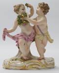 Grupo escultórico de porcelana de MEISSEN, representando crianças com flores ,  medindo 12 cm. de altura e numerada P 2996.