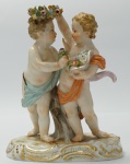 Grupo escultórico de porcelana de MEISSEN, representando crianças com flores ,  medindo 12 cm. de altura e numerada P 2991.