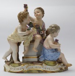 Grupo escultórico de porcelana de MEISSEN - KAENDLER  P 2502, representando crianças(pequeno defeito nos pés), medindo 18 x 17 cm.