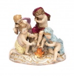 Grupo escultórico de porcelana de MEISSEN, floreira com crianças, medindo 18 x 19 cm. e numerada P 2495.