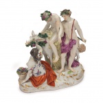 Grupo escultórico de porcelana de MEISSEN, representando colheita de uvas, medindo 20 x 20 cm. e numerada P 2724.