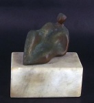 AGOSTINELLI. Escultura em bronze representando Figura . Base de mármore. Assinada. Medidas: escultura 7 x 9 cm base 5 x 11 x 8 cm.