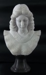 Busto em mármore branco de carrara, base em mármore marrom representando figura romana, ao gosto da Estatuária Greco-Romana, med. 30 cm