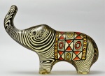 ABRAHAM PALATNIK.  Escultura em resina de poliester representando "Elefante jogo da velha". Sem assinatura. Medidas 11 x 14 cm.