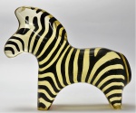 ABRAHAM PALATNIK.  Escultura em resina de poliester representando "Zebra"(pequeno defeito). Sem assinatura. Medidas 13 x 15 cm.