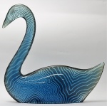 ABRAHAM PALATNIK.  Escultura em resina de poliester representando "Cisne azul" . Sem assinatura. Medidas 18 x 18  cm.
