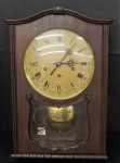 Relógio de parede da marca REGULADORA, caixa em madeira , mostrador em algarismos romano, acompanha chave (com vidro quebrado, funcionando e necessita ajustes). Medidas 49 x 34 x 14 cm.