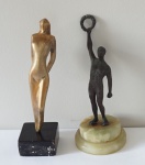 Lote com duas esculturas em bronze . Alts. 24 cm cada (APTO)