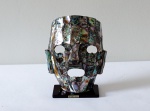 Escultura em madrepérola representando máscara. Medidas 20 x 14 cm.(APTO)