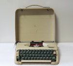 Antiga máquina de escrever Olympia Splendid 66 .(APTO)