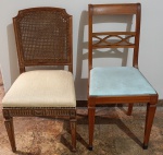 Lote com duas cadeiras sem braço em madeira. Medidas 87 x 40 x 40 cm e 86 x 46 x 41 cm.(APTO)