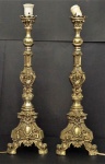Par de tocheiros em bronze dourado, adaptados para abajur ( um dos bocais necessita troca). Alt. 50 cm.