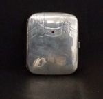 Pequena caixa em prata contrastada. Medidas 9 x 8 cm. Peso total aprox. 60 gr