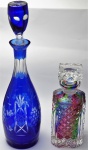 Lote contendo duas garrafas em cristal lapidado, sendo : 1 para whisky multicolorida ( 22 cm - tampa e bocal dom bicado), e 1 double azul ( 38 cm).
