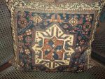 Almofada de tapete persa,medindo 65 x 65 cm.