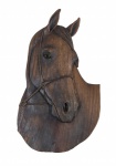 ROGÉRIO PUGSLEY - Escultura em baixo relevo em formato de cabeça de cavalo esculpida em madeira, med. 67 x 40 cm, assinada.