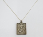 Medalha pendente de 2,6 x 2 cm e cordão em prata , sendo: Jesus e no verso Nossa Senhora e Menino. Antiga medalha com inscrições em latim.
