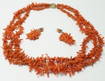 Conjunto de colar e par de brincos em coral vermelho da Itália, 3 fios com 60, 65 e 70 cm. Fecho do colar e montagem dos brincos em prata 925 ml.