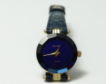 Relógio MONDAINE, com mostrador azul em safira. Este modelo é o mesmo fabricado em Manaus e vendido pela Mondaine e outra conhecida grife. Funciona à pilha . Pulseira em couro de crocodilo . Ótimo estado.