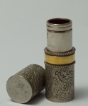 Porta-baton de Marcel Rochas - Paris-França em "plaque argent et or", com contraste e marcas de Rochas. Baton de uso à gosto. Peso total 40,5 gr