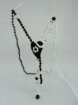Semi-jóia - Colar com esferas nas cores pretas e brancas decorado com placa em formato de coração, medindo 80cm.