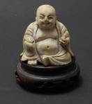 Escultura em marfim representando Buda . Acompanha peanha de madeira. Alt. total 4,5 cm.