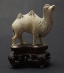 Escultura em marfim representando Camelo . Acompanha peanha de madeira. Alt. total 7,5 cm.