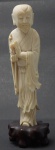 Escultura em marfim representando Ancião . Acompanha peanha de madeira. Alt. total 16,5 cm.