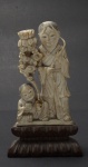 Grupo escultórico  em marfim representando Homem com criança(pequeno defeito) . Acompanha peanha de madeira. Alt. total 10 cm.