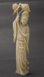 Estatueta chinesa em marfim representando Figura feminina(17 cm).