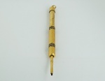 Lapiseira retrátil, parte externa em ouro com detalhes em esmalte no estilo Art Deco, med. 7,5 cm fechada e 14 cm aberta, peso total 23,4 gr