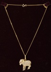 Elegante "Carneiro" pendente, em ouro 18K, com 68 brilhantes de 0.015 = 1.02 cts. Cordão  com 45 cm, ouro 18K italiano, contrastado. Peso total 14,7 gr