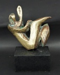 VERA TORRES. "Figura feminina". Escultura em bronze, medindo 15 x 15 cm. Acompanha base de granito, 6 x 12 x 8 cm.